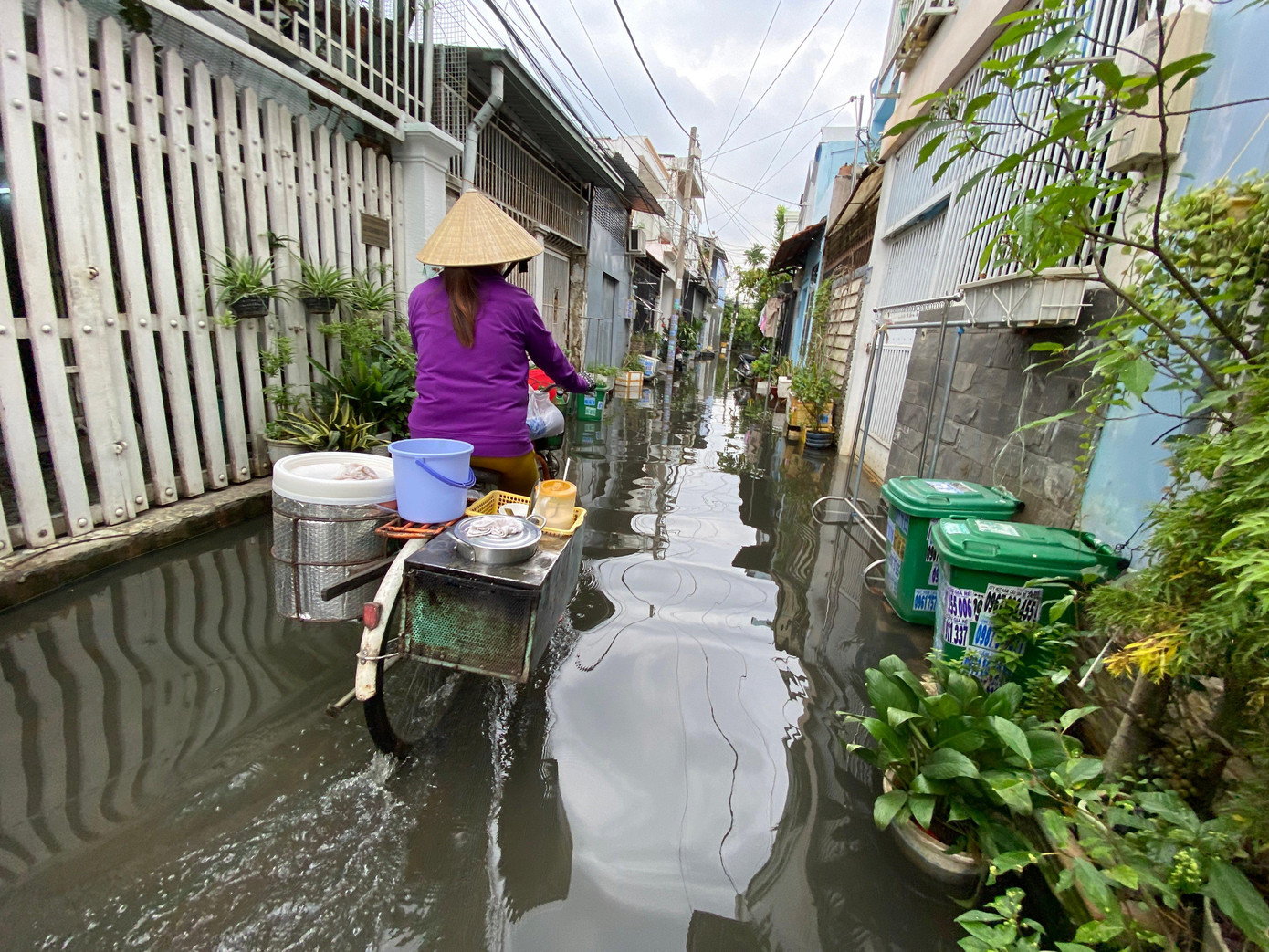 “UBND phường đang phối hợp với nhân dân khảo sát và thuê đơn vị nạo vét đoạn cống này. Ngoài ra, trên tuyến đường Tam Bình có hẻm 28 kết nối hệ thống thoát nước ra đường Tam Bình cũng có hiện tượng nước thoát chậm khi mưa lớn. Hiện nay, phường đã phối hợp các đơn vị liên quan khắc phục”- ông Tuấn cho biết.