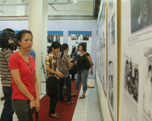 Các bạn trẻ cũng không bỏ lỡ dịp tham quan