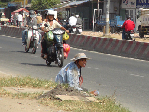 Phong, một tay “cái bang” giả dạng có tiếng, lết trên đường Nguyễn Hữu Thọ, P.Tân Hưng, Q.7