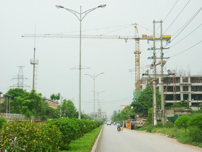 Đơn vị thi công: Cty Cổ phần đầu tư và xây dựng Thành Nam. Ảnh chụp lúc 12 giờ ngày 22-7, trên đường Nguyễn Cao Luyên, Q. Long Biên, Hà Nội. Ảnh: Hoàng Tuân