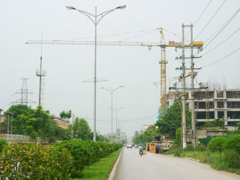 Đơn vị thi công: Cty Cổ phần đầu tư và xây dựng Thành Nam. Ảnh chụp lúc 12 giờ ngày 22-7, trên đường Nguyễn Cao Luyên, Q. Long Biên, Hà Nội. Ảnh: Hoàng Tuân