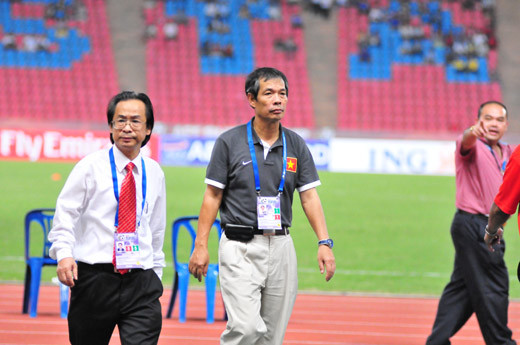 Phó chủ tịch VFF Nguyễn Lân Trung (trái) và Trưởng đoàn Ngô Lê Bằng