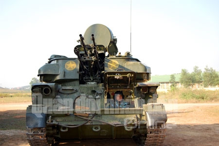 Đại đội 11, Tiểu đoàn 5 (Sư đoàn 361) điều khiển Zcy-23 (pháo phòng không 23 tự hành) ra vị trí chiến đấu