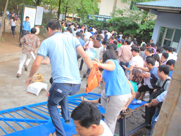 Cổng trường bị đạp đổ