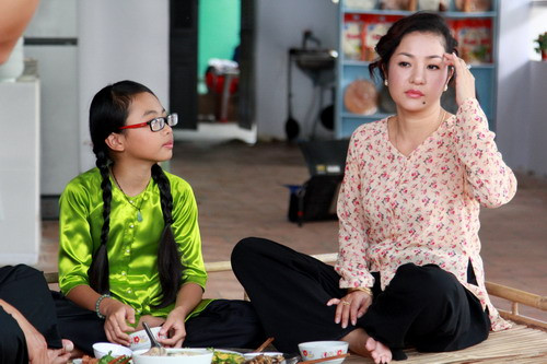 Thúy Nga và Phương Mỹ Chi trong một cảnh quay của Hai Lúa