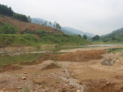 Đường xuống cấp nghiêm trọng sau khi hoàn thành không lâu. ẢNH: H.T. Đường xuống cấp nghiêm trọng sau khi hoàn thành không lâu. ẢNH: H.T