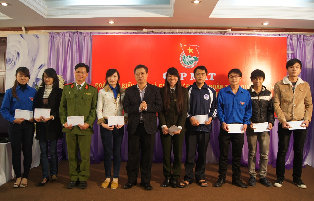  Những sinh viên quê Hà Giang có thành tích xuất sắc trong học tập nhận học bổng do báo An ninh Thủ đô tặng 