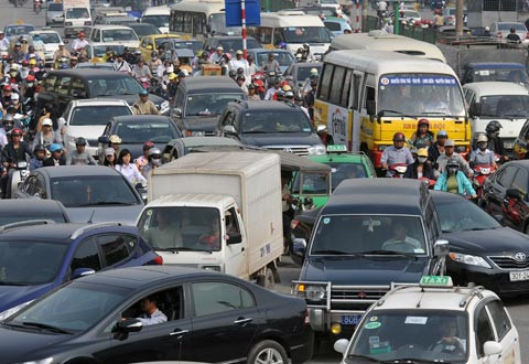 Theo ông Tuấn, nếu thực hiện lệnh cấm ôtô vào nội đô, sẽ có thêm 50% diện tích đường cho xe máy, nhờ đó nạn ùn tắc sẽ giảm đáng kể