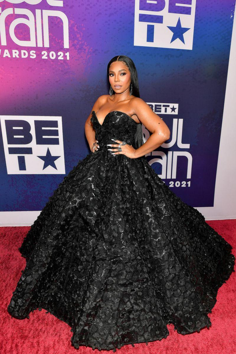 Ashanti xuất hiện trên thảm đỏ sự kiện với phong cách gợi cảm táo bạo quen thuộc. Giọng ca sinh năm 1980 khiến người nhìn "nóng mắt" với chiếc đầm quây màu đen, chân xòe rộng diêm dúa, trễ ngực phô vòng một cực "bốc lửa".