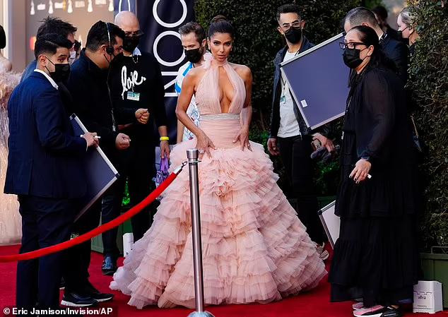 Roselyn Sanchez cũng từng thường xuyên có tên trong Top 100 mỹ nhân nóng bỏng nhất thế giới do Maxim, FHM và Askmen bình chọn. Roselyn Sanchez cũng từng thường xuyên có tên trong Top 100 mỹ nhân nóng bỏng nhất thế giới do Maxim, FHM và Askmen bình chọn.