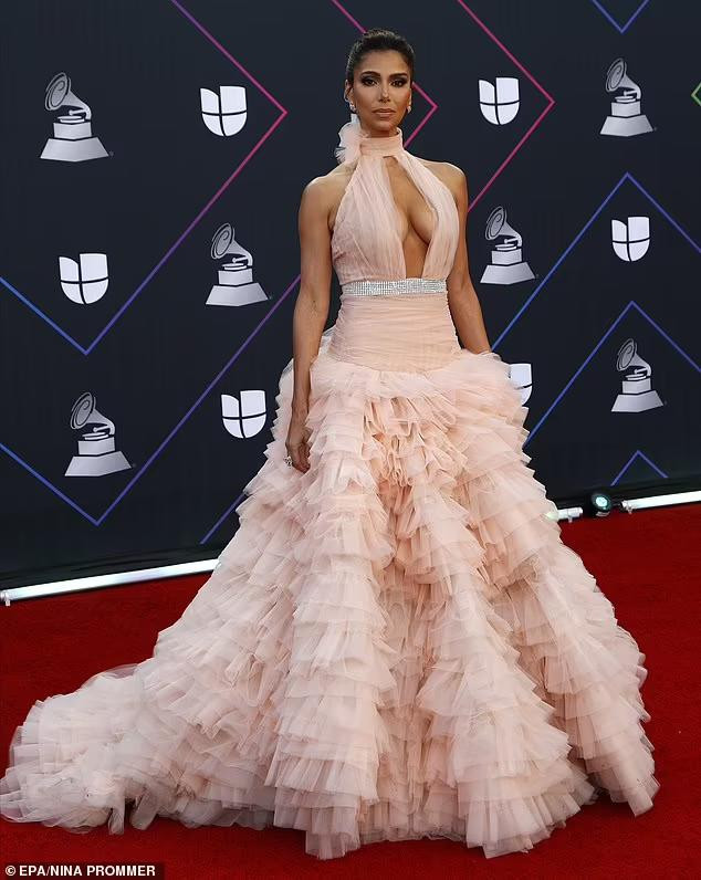 Mỹ nhân sinh năm 1973 quyến rũ nổi bật trên thảm đỏ sự kiện. Mỹ nhân sinh năm 1973 quyến rũ nổi bật trên thảm đỏ sự kiện.