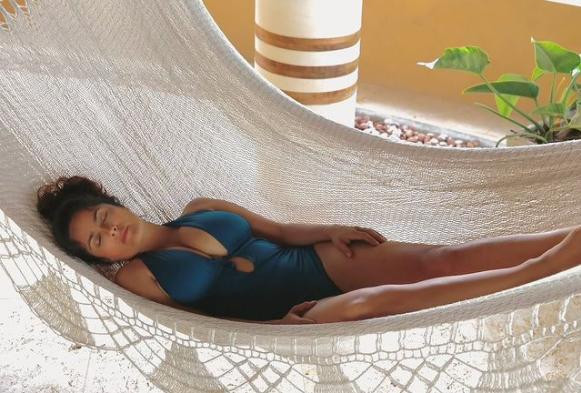 Mỹ nhân sinh năm 1966 thường xuyên chia sẻ những hình ảnh gợi cảm lên trang cá nhân khiến fan "đứng ngồi không yên".