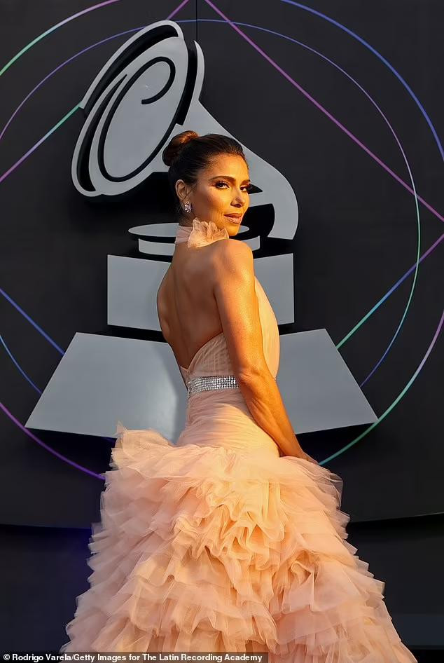 Là nữ hoàng sắc đẹp Puerto Rico và Mỹ Latinh nhưng Roselyn Sanchez lại được biết đến nhiều hơn với tư cách là một diễn viên cũng như hoạt động ở nhiều vai trò như ca sĩ, vũ công, người mẫu... Là nữ hoàng sắc đẹp Puerto Rico và Mỹ Latinh nhưng Roselyn Sanchez lại được biết đến nhiều hơn với tư cách là một diễn viên cũng như hoạt động ở nhiều vai trò như ca sĩ, vũ công, người mẫu...