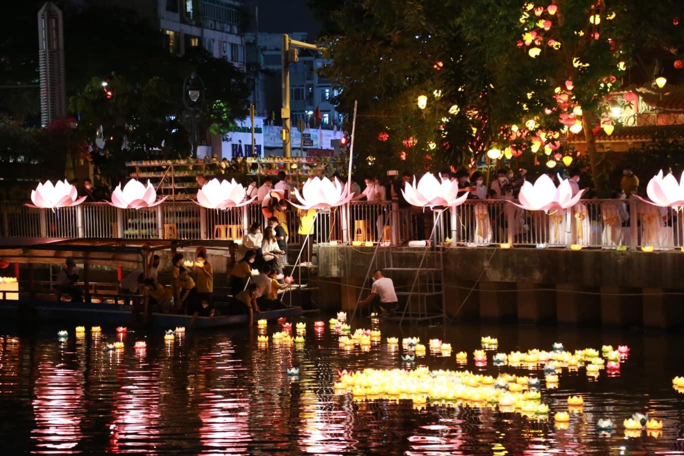 Xúc động lễ tưởng niệm đồng bào tử vong và cán bộ, chiến sĩ hy sinh do đại dịch COVID-19 ảnh 23