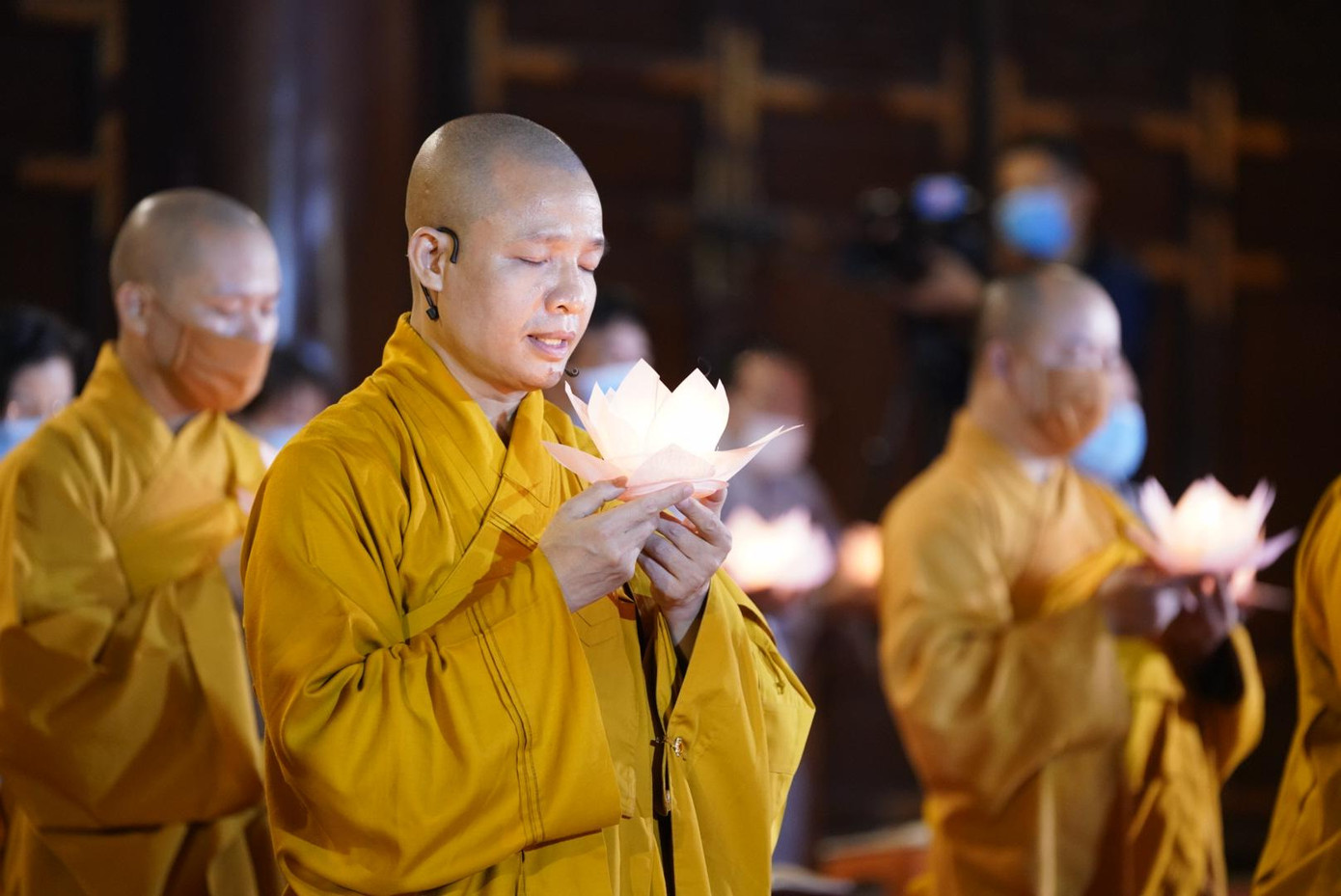 Thượng tọa Thích Minh Quang, Phó Trưởng Ban kiêm Chánh thư ký Ban Trị sự Giáo hội Phật giáo Việt Nam tỉnh Ninh Bình chủ trì lễ cầu siêu tại chùa Bái Đính.