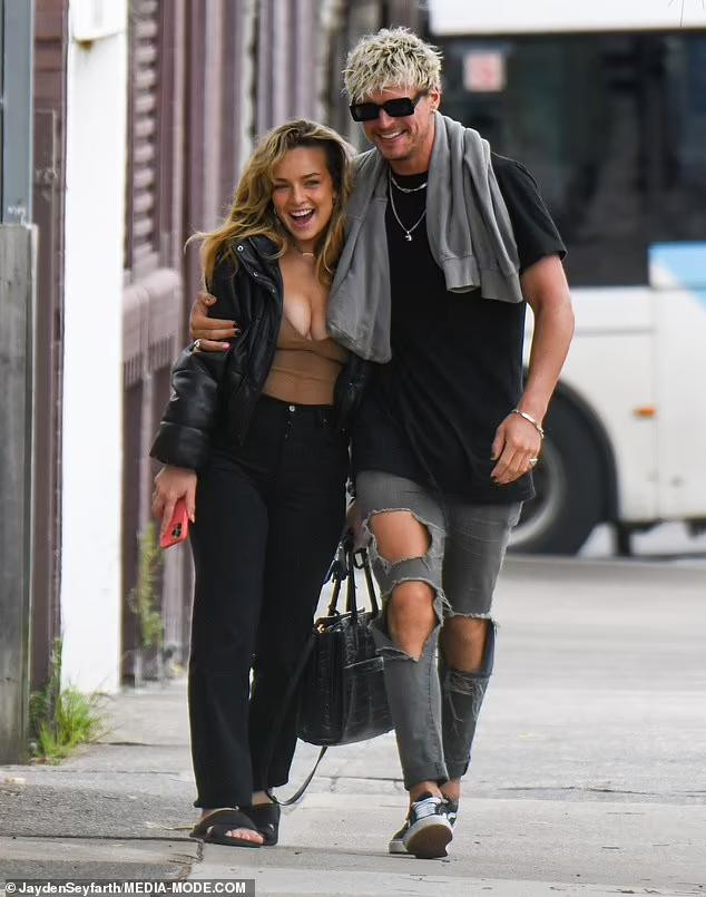 Trước đó, cô từng hẹn hò với Danny Clayton (SN 1986) - người dẫn chương trình truyền hình nổi tiếng ở xứ chuột túi.