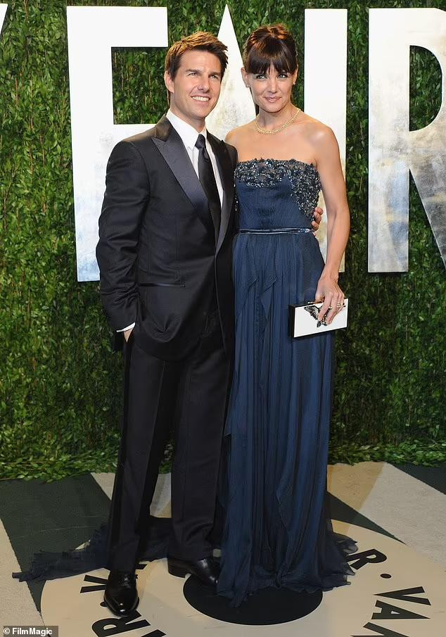 Năm 2006, đám cưới của Katie Holmes và Tom Cruise tốn nhiều giấy mực của báo giới. Tuy nhiên, sau gần 5 năm làm vợ chồng, cô chính thức đệ đơn ly hôn với lý do Tom Cruise quá mê tín.