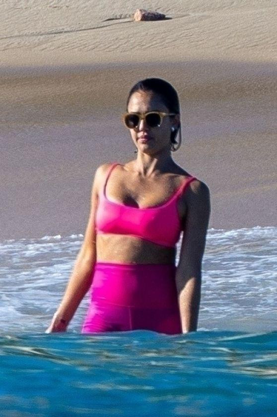 Tuy những hình ảnh được săn từ xa nhưng vẫn cho thấy vóc dáng săn chắc đáng ngưỡng mộ của bà mẹ 3 con và đã ở tuổi 40. Tuy những hình ảnh được săn từ xa nhưng vẫn cho thấy vóc dáng săn chắc đáng ngưỡng mộ của bà mẹ 3 con và đã ở tuổi 40.