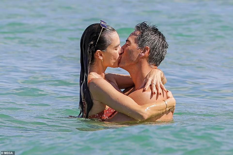 Cặp đôi ôm hôn nồng nàn ở biển... Cặp đôi ôm hôn nồng nàn ở biển...