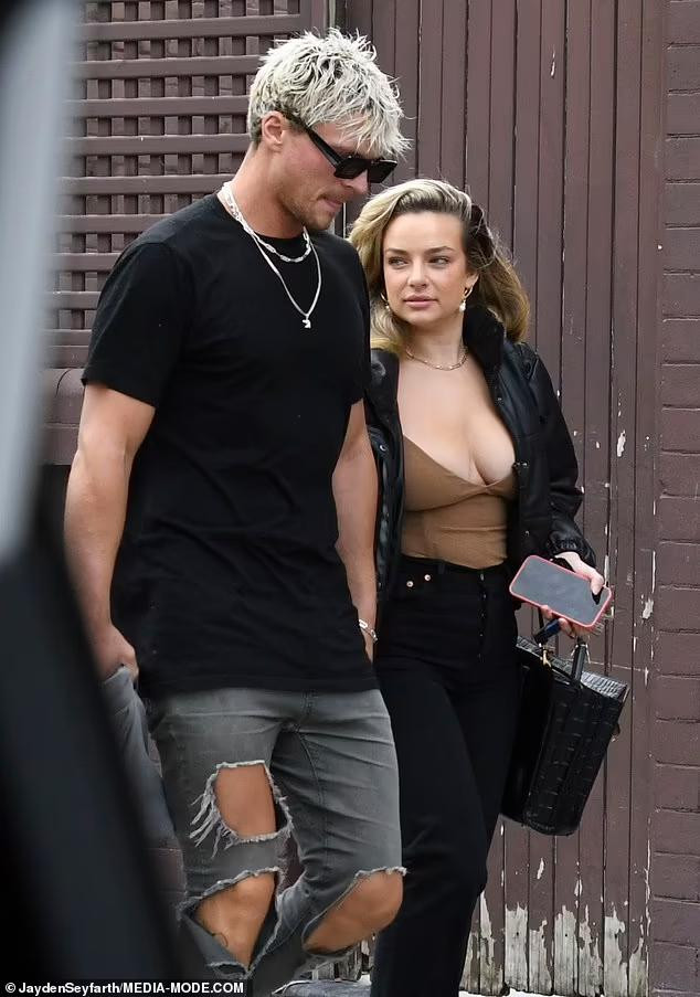 Cặp uyên ương mới của showbiz xứ chuột túi tay trong tay tình tứ dạo quanh bãi biển Bondi và nhanh chóng lọt ống kính giới săn ảnh.