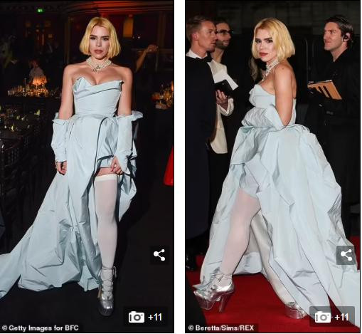 Cô bắt đầu nghiệp diễn vào năm 2003 với vai diễn Rose Tyler trong “Doctor Who”. Bộ phim gây tiếng vang lớn và nữ chính cũng gặt hái được thành công và trở nên nổi tiếng. Cô bắt đầu nghiệp diễn vào năm 2003 với vai diễn Rose Tyler trong “Doctor Who”. Bộ phim gây tiếng vang lớn và nữ chính cũng gặt hái được thành công và trở nên nổi tiếng.