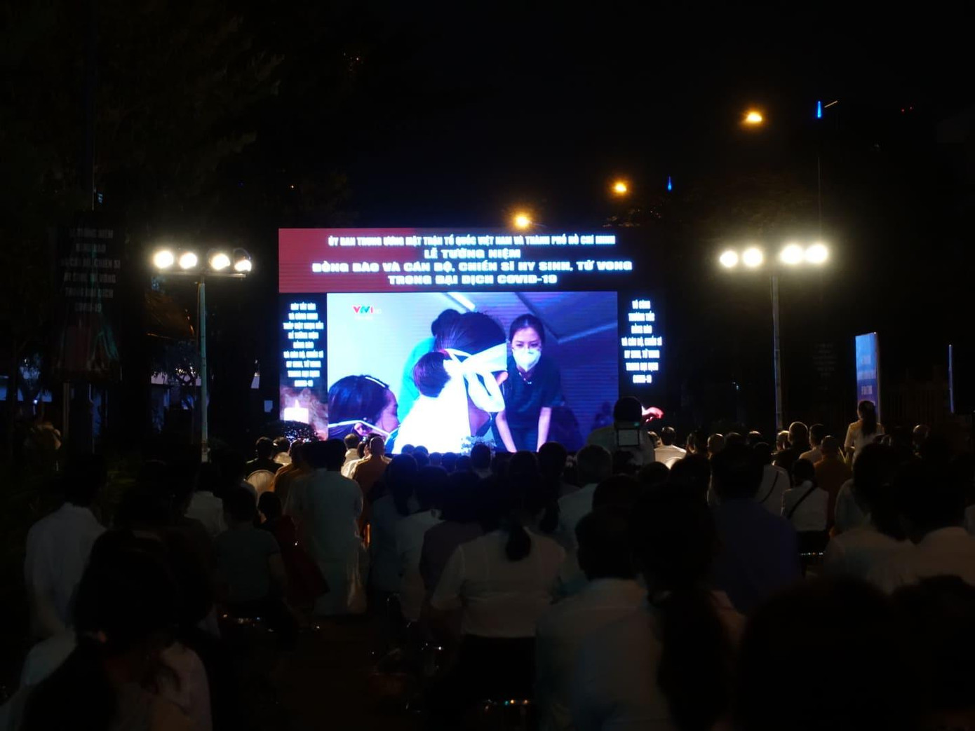 Xúc động lễ tưởng niệm đồng bào tử vong và cán bộ, chiến sĩ hy sinh do đại dịch COVID-19 ảnh 32