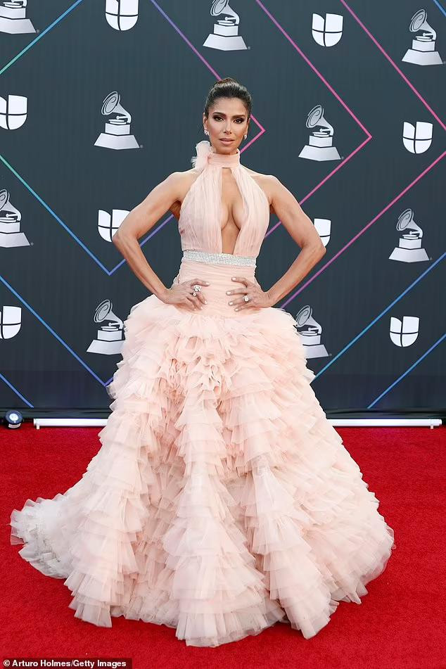 Hoa hậu Puerto Rico năm 1993 diện chiếc đầm hồng diêm dúa xẻ ngực sâu, phô vòng một nóng bỏng không nội y nâng đỡ. Hoa hậu Puerto Rico năm 1993 diện chiếc đầm hồng diêm dúa xẻ ngực sâu, phô vòng một nóng bỏng không nội y nâng đỡ.