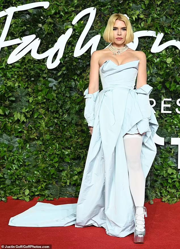 Có thể thấy ngôi sao phim bom tấn 'Doctor Who' phô vòng một quá đà khiến người nhìn "nóng mặt". Có thể thấy ngôi sao phim bom tấn 'Doctor Who' phô vòng một quá đà khiến người nhìn "nóng mặt".