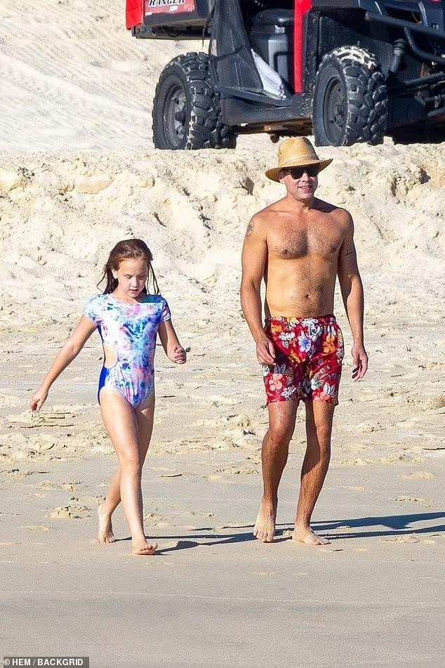 Chồng cô - nhà sản xuất phim Cash Warre - dạo biển cùng con gái thứ 2 (10 tuổi). Chồng cô - nhà sản xuất phim Cash Warre - dạo biển cùng con gái thứ 2 (10 tuổi).