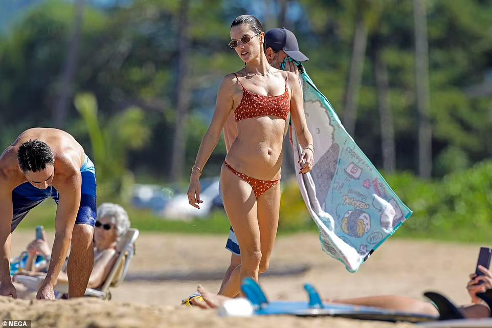 Alessandra Ambrosio đi nghỉ ở Hawaii cùng bạn trai người mẫu Richard Lee vào cuối tuần qua. Cô quyến rũ nổi bật trên bãi biển với bộ áo tắm màu đỏ họa tiết nhí, phô thân hình săn chắc đẹp như tượng tạc. Alessandra Ambrosio đi nghỉ ở Hawaii cùng bạn trai người mẫu Richard Lee vào cuối tuần qua. Cô quyến rũ nổi bật trên bãi biển với bộ áo tắm màu đỏ họa tiết nhí, phô thân hình săn chắc đẹp như tượng tạc.