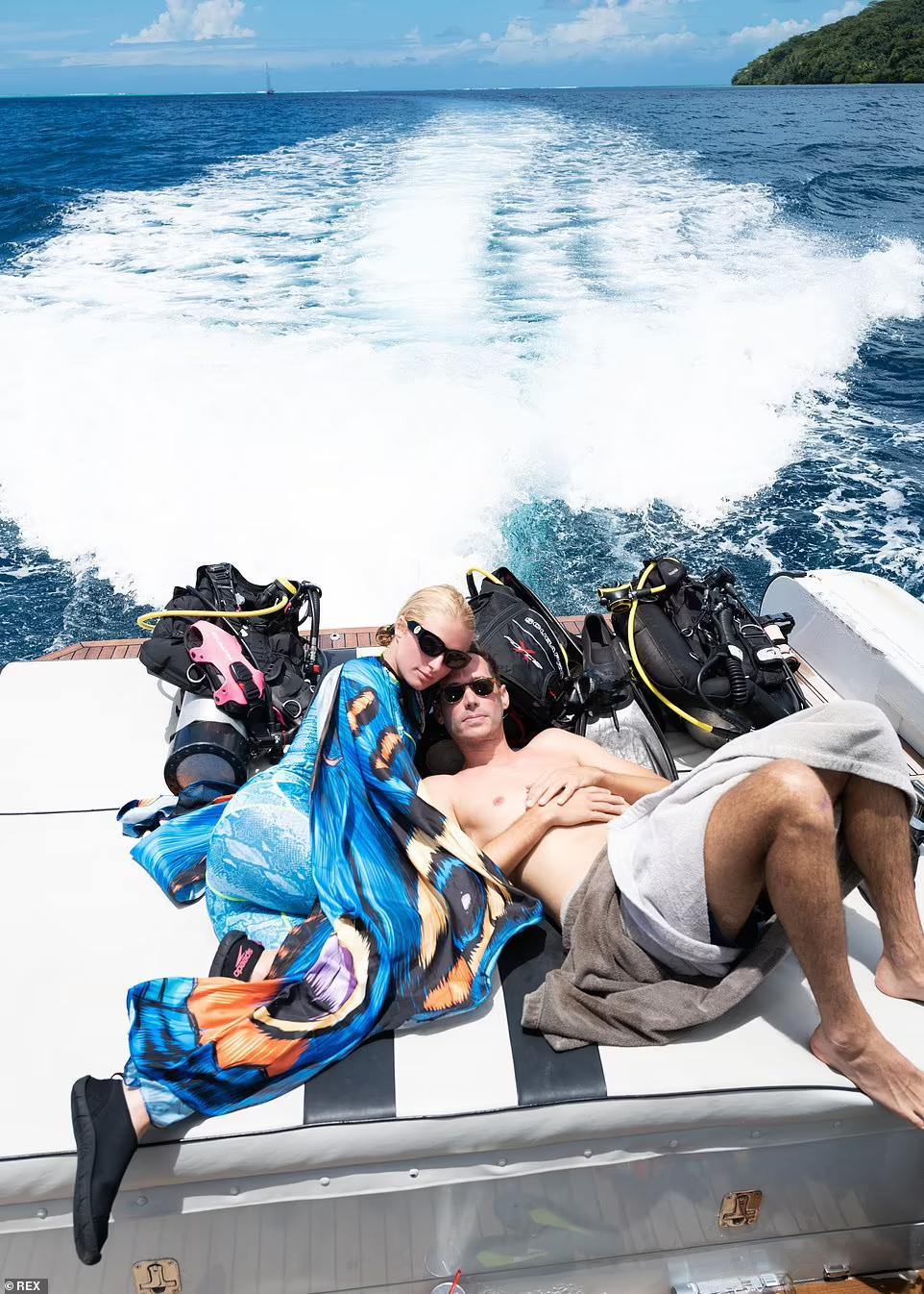 Cặp đôi hạnh phúc tận hưởng "cuộc sống chậm" sau hôn nhân giữa nắng gió biển trời. Cặp đôi hạnh phúc tận hưởng "cuộc sống chậm" sau hôn nhân giữa nắng gió biển trời.