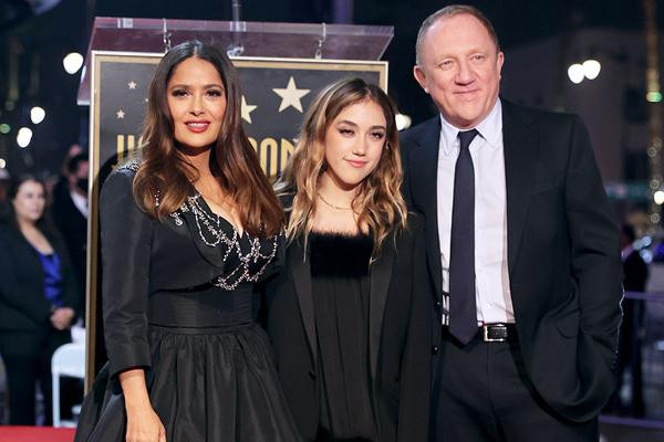 ... và người đẹp được chồng tỷ phú François-Henri Pinault (SN 1962) cùng con gái hộ tống trong ngày đáng nhớ của sự nghiệp diễn xuất.