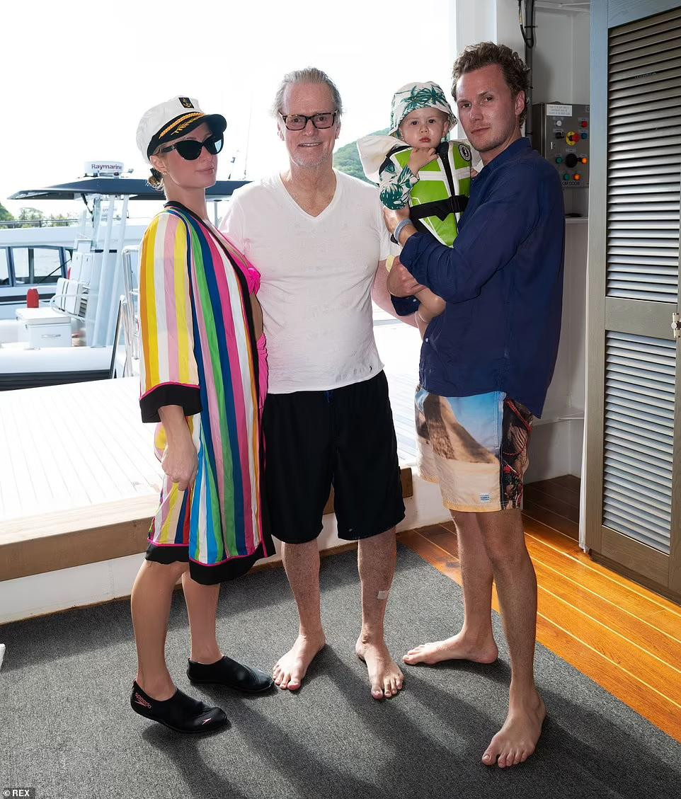 Chuyên du lịch này còn có bố của cô là ông Richard Hilton (giữa) và anh trai Barron Hilton II (trái) đi cùng. Chuyên du lịch này còn có bố của cô là ông Richard Hilton (giữa) và anh trai Barron Hilton II (trái) đi cùng.