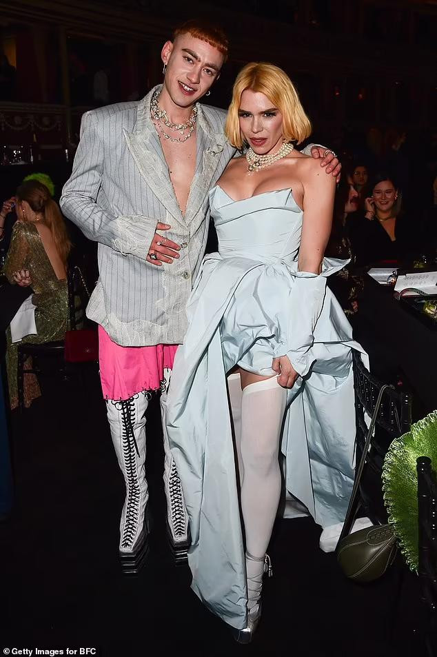 Billie Piper hội ngộ nam ca sĩ, diễn viên, người mẫu Olly Alexander tại sự kiện. Billie Piper hội ngộ nam ca sĩ, diễn viên, người mẫu Olly Alexander tại sự kiện.