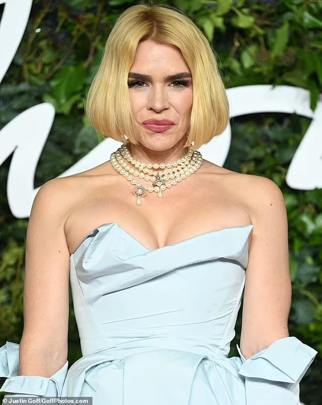 Tổng thể tạo hình của Billie Piper vẫn được cho là quyến rũ nhưng gương mặt cô đã lộ rõ dấu hiệu lão hóa như da nhăn, mắt có chân chim. Tổng thể tạo hình của Billie Piper vẫn được cho là quyến rũ nhưng gương mặt cô đã lộ rõ dấu hiệu lão hóa như da nhăn, mắt có chân chim.