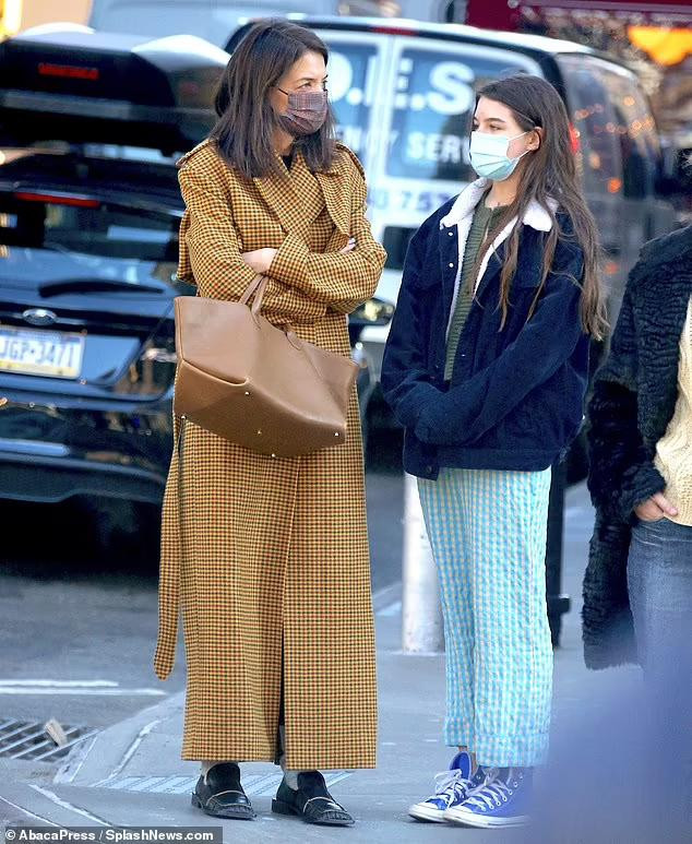 Con gái Tom Cruise trông cao lớn, phổng phao ở tuổi 15 khi đứng bên cạnh mẹ.