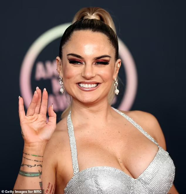 Sau một thời gian, cô lao vào lối sống sa đọa và dính vụ kiện với công ty chủ quản khiến sự nghiệp chững lại, danh tiếng giảm sút và bắt đầu quay lại với âm nhạc vào năm 2016.