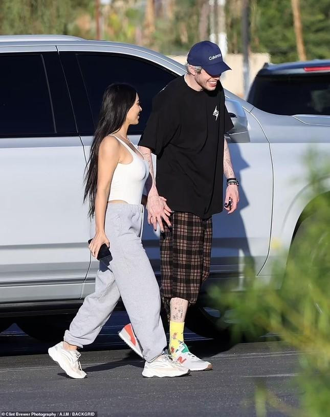 Tỷ phú Kim Kardashian tay trong tay với tình trẻ Pete Davidson, công khai hẹn hò vào cuối tuần trước. Tỷ phú Kim Kardashian tay trong tay với tình trẻ Pete Davidson, công khai hẹn hò vào cuối tuần trước.
