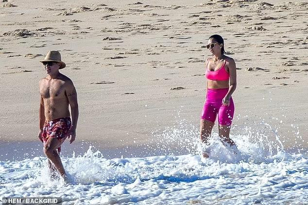 Nữ diễn viên sinh năm 1981 cùng chồng và các con đang tận hưởng những ngày hòa thiên nhiên với nắng gió biển trời ở Mexico. Nữ diễn viên sinh năm 1981 cùng chồng và các con đang tận hưởng những ngày hòa thiên nhiên với nắng gió biển trời ở Mexico.