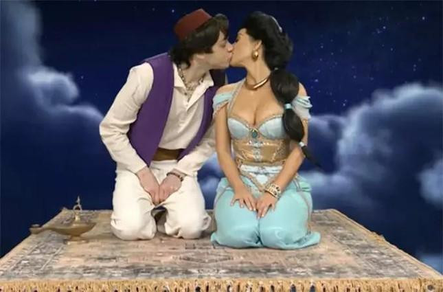 Pete Davidson và Kim hôn nhau trên Saturday Night Live Pete Davidson và Kim hôn nhau trên Saturday Night Live