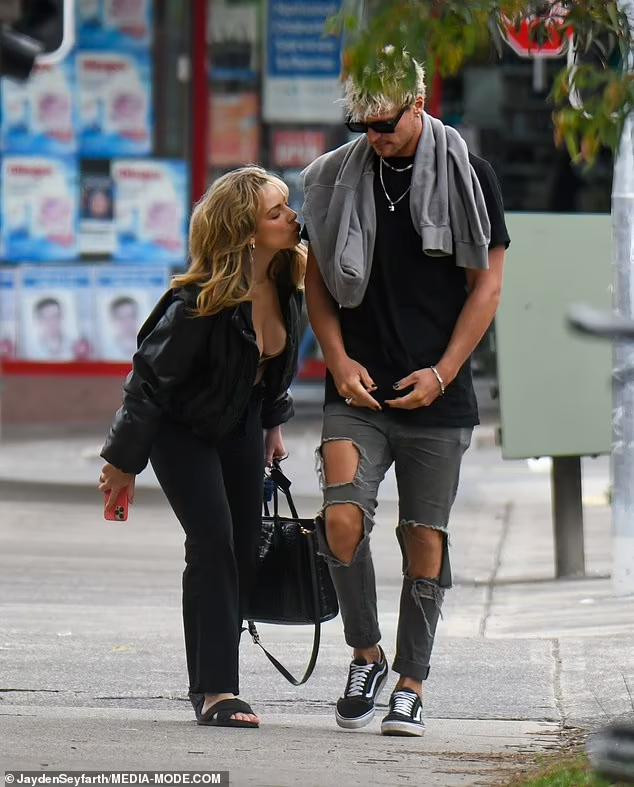 Người đẹp sinh năm 1995 thể hiện tình cảm với bạn trai khi cúi xuống hôn tay bạn trai