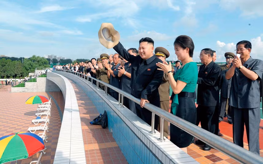 Nhà lãnh đạo Kim Jong Un cùng vợ và các quan chức khác có mặt tại buổi lễ khánh thành Khu vui giải trí ở thủ đô Bình Nhưỡng ngày 25-7