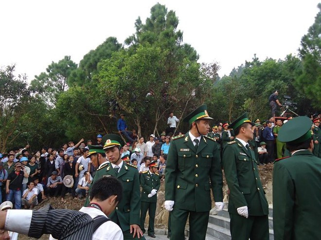 2 ngày 19 và 20/10, khu vực an nghỉ của Đại tướng Võ Nguyên Giáp tại Mũi Rồng những ngày này tấp nập người đến viếng. Bên đoàn hàng ngàn người đến viếng mộ Đại tướng là những người chiến sĩ mang “quân hàm xanh” đang ngày đêm làm nhiệm vụ canh gác và hướng dẫn khách thập phương… Trong ảnh là những chiến sĩ biên phòng làm nhiệm vụ tại khu vực an táng Đại tướng chiều 13/10