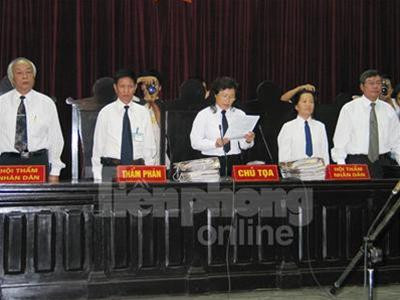Hội đồng xét xử.