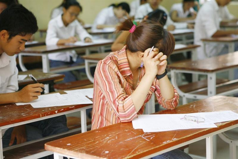 Ba thí sinh tới muộn được xếp ngồi thi... riêng một phòng Đến giờ thi rồi mà vẫn còn ngơ ngác đi tìm tên mình và phòng thi! Không ít thí sinh trong giờ thi chẳng biết làm gì hơn là... nằm gục trên bàn. Hình ảnh ghi được trong giờ thi môn Lý... ... và trong giờ thi môn Văn Hoặc ngồi... "bó tay" Còn có phòng thi thì vắng ngắt Thanh tra Sở đi kiểm tra các phòng thi Và rồi ngày thi đầu tiên cũng đã kết thúc...