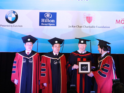 GS Douglas D. Osheroff cùng lãnh đạo Đại học Quốc gia Hà Nội . GS Douglas D. Osheroff cùng lãnh đạo Đại học Quốc gia Hà Nội