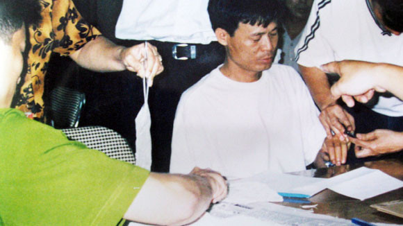 Đối tượng gửi ma túy qua đường hàng không (ngồi, bên phải), bị lực lượng công an bắt giữ