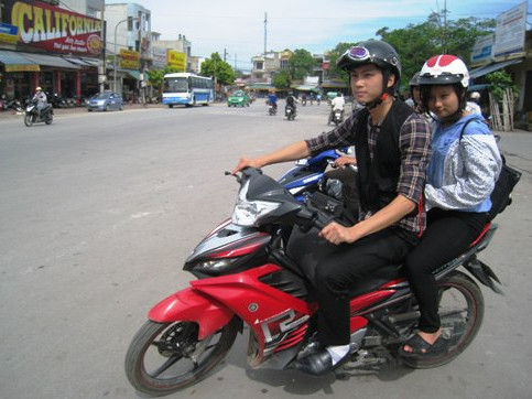 Mục tiêu của nhóm tình nguyện là phục vụ thí sinh nhanh và an toàn nhất. Ảnh: Lê Hoàng