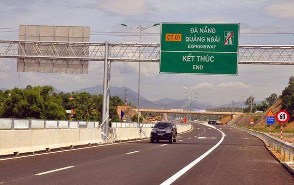 Cao tốc Đà Nẵng - Quảng Ngãi đã thông xe từ năm 2018, nhưng tới nay một số tuyến đường địa phương các nhà thầu mượn để vận chuyển vật liệu thi công cao tốc vẫn chưa trả lại địa phương. Cao tốc Đà Nẵng - Quảng Ngãi đã thông xe từ năm 2018, nhưng tới nay một số tuyến đường địa phương các nhà thầu mượn để vận chuyển vật liệu thi công cao tốc vẫn chưa trả lại địa phương.