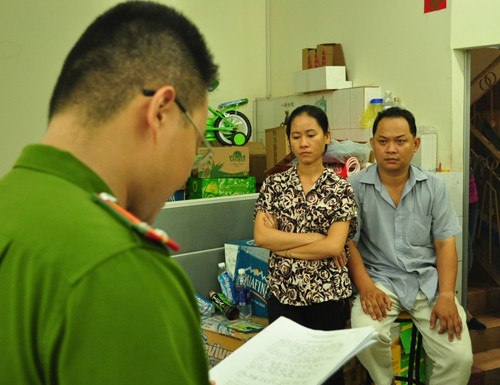 Vợ chồng Thanh nghe đọc lệnh bắt